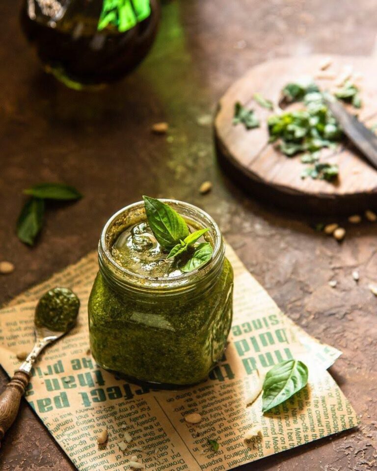In this pesto-making workshop we harvest basil straight from our farm wall and blend it into fresh pesto